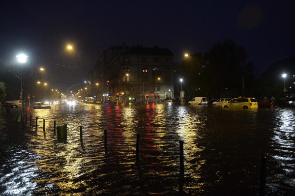 A vízzel elöntött XIII. kerületi Béke tér  MTI Fotó: Bruzák Noémi