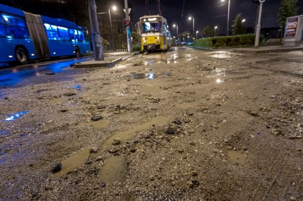 A viharban a Gellért-hegyről lemosott törmelék miatt járhatatlanná vált villamossín a Szent Gellért téren MTI Fotó: Szigetváry Zsolt